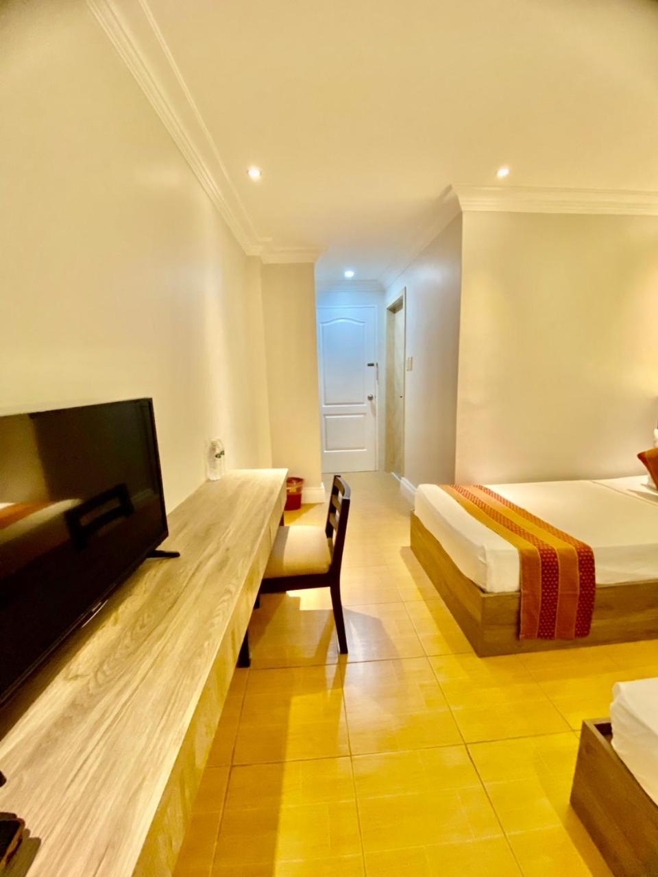 Hotel Euroasia By Bluebookers Angeles Exteriér fotografie
